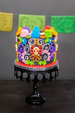 Renkli buttercream frosting ve sakızlı kek toppers gurme Dia de los Muertos kek dekore edilmiş.