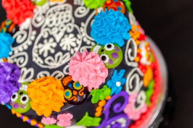 Renkli buttercream frosting ve sakızlı kek toppers gurme Dia de los Muertos kek dekore edilmiş.