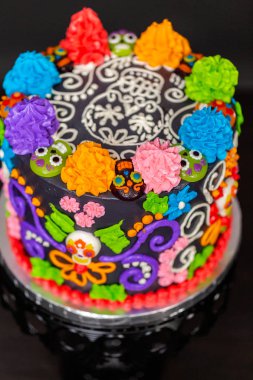 Renkli buttercream frosting ve sakızlı kek toppers gurme Dia de los Muertos kek dekore edilmiş.