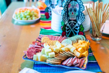 Sarape battaniye, Dia de los Muertos parti ile masada meze tepsisi.