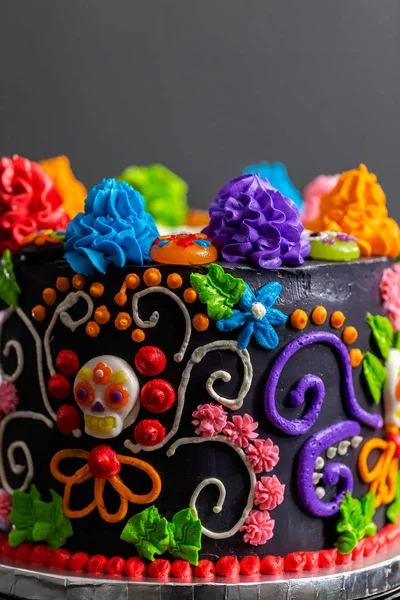 Wyśmienity Dia Los Muertos Tort Ozdobiony Kolorowe Buttercream Lukier Gummy — Zdjęcie stockowe