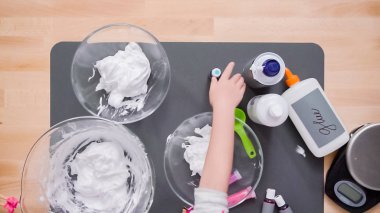 Adım adım. Düz yatıyordu. Çocuklar Projesi ile renkli kabarık balçık.