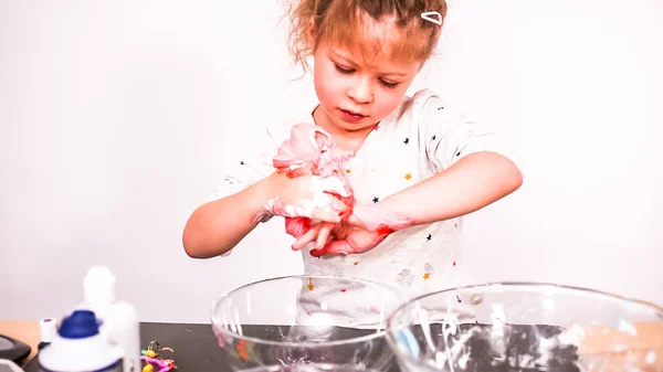 Pas Pas Mère Fille Faisant Boue Pelucheuse Colorée — Photo