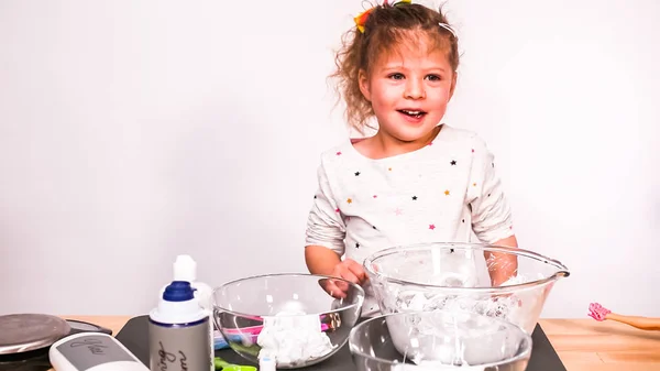 Stap Voor Stap Moeder Dochter Maken Van Kleurrijke Pluizig Slime — Stockfoto