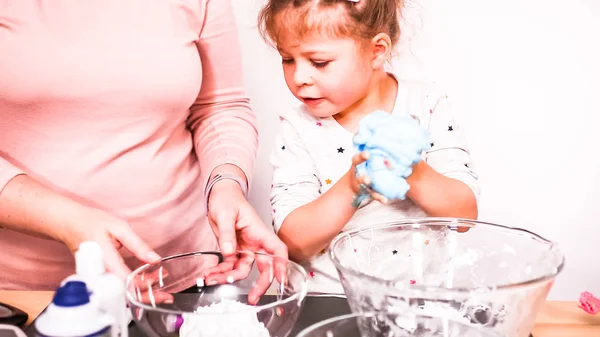 Schritt Für Schritt Mutter Und Tochter Machen Bunten Flauschigen Schleim — Stockfoto