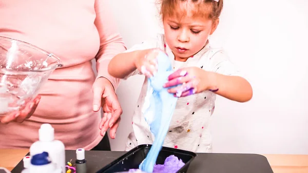 Step Step Mother Daughter Making Colorful Fluffy Slime — Stock Photo, Image