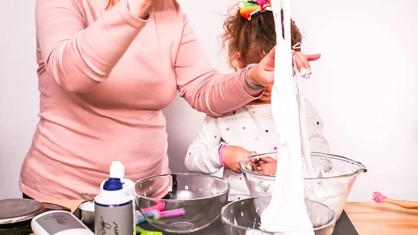 Stap Voor Stap Moeder Dochter Maken Van Kleurrijke Pluizig Slime — Stockfoto