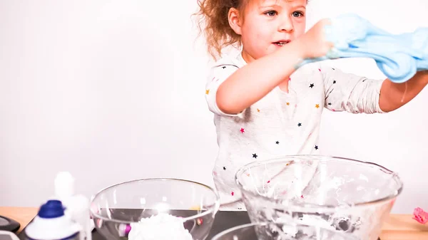 Passo Passo Mãe Filha Fazendo Lodo Fofo Colorido — Fotografia de Stock