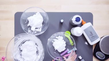 Adım adım. Düz yatıyordu. Anne ve kızı renkli kabarık slime yapmak