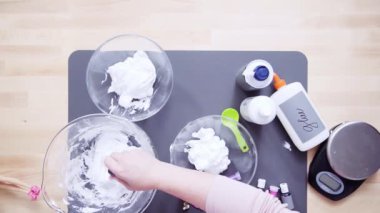 Adım adım. Düz yatıyordu. Anne ve kızı renkli kabarık slime yapmak
