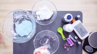 Adım adım. Düz yatıyordu. Anne ve kızı renkli kabarık slime yapmak