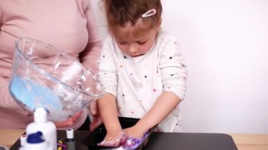 Adım adım. Renkli kabarık çamur depolama kapsayıcısı içine koyarak