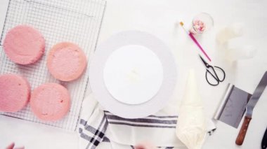 Adım adım. Düz yatıyordu. Yığın katmanları birlikte pembe Doğum günü pastası