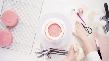 Adım adım. Düz yatıyordu. Yığın katmanları birlikte pembe Doğum günü pastası