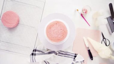 Adım adım. Düz yatıyordu. Yığın katmanları birlikte pembe Doğum günü pastası