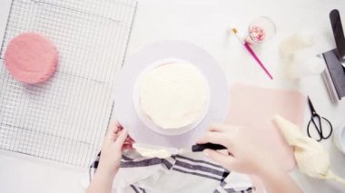 Adım adım. Düz yatıyordu. Yığın katmanları birlikte pembe Doğum günü pastası