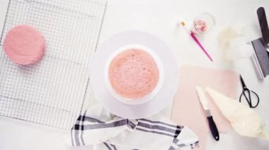 Zaman atlamalı. Adım adım. Düz yatıyordu. Yığın katmanları birlikte pembe Doğum günü pastası