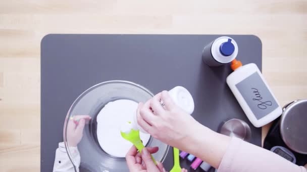 Passo Passo Deitado Mãe Filha Fazendo Lodo Fofo Colorido — Vídeo de Stock