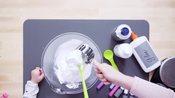 단계적으로 플랫이 엄마와 다채로운 점액을 만드는 — 비디오