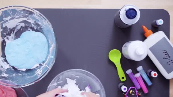 경과입니다 단계적으로 플랫이 엄마와 다채로운 점액을 만드는 — 비디오