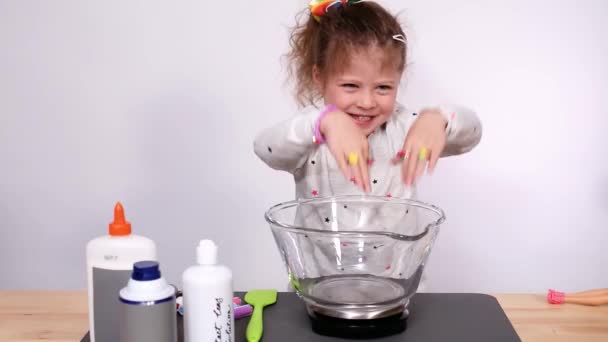 Adım Adım Anne Kızı Renkli Kabarık Slime Yapmak — Stok video