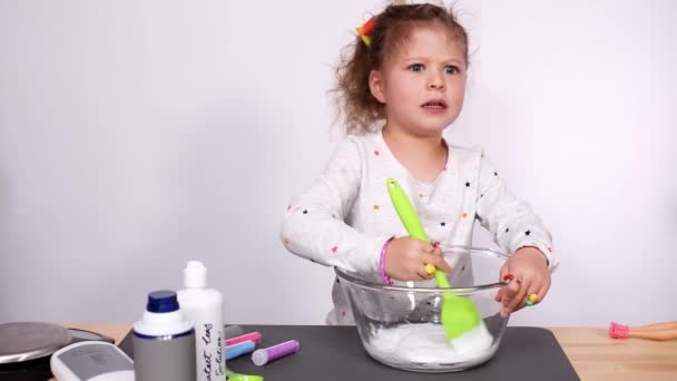 단계적으로 엄마와 다채로운 점액을 만드는 — 비디오