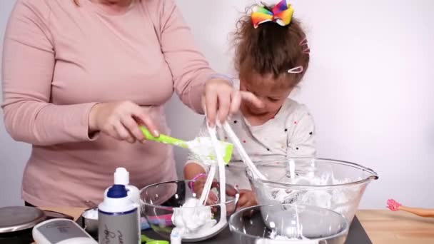 Stap Voor Stap Moeder Dochter Maken Van Kleurrijke Pluizig Slime — Stockvideo
