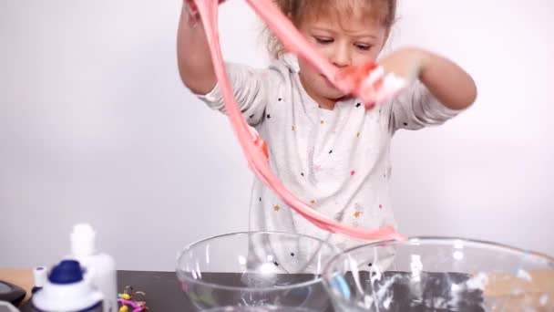 Paso Paso Madre Hija Haciendo Colorido Limo Esponjoso — Vídeos de Stock