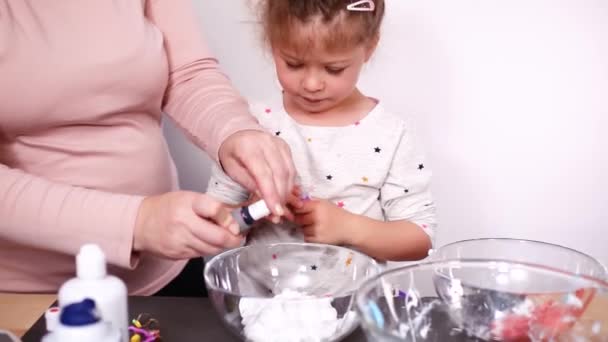 Stap Voor Stap Moeder Dochter Maken Van Kleurrijke Pluizig Slime — Stockvideo