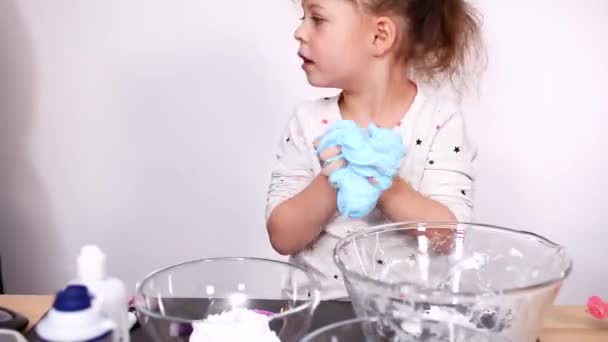 Zaman Atlamalı Adım Adım Anne Kızı Renkli Kabarık Slime Yapmak — Stok video