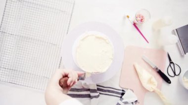 Adım adım. Düz yatıyordu. Uzun boylu Doğum günü pastası beyaz buttercream buzlanma ile krema