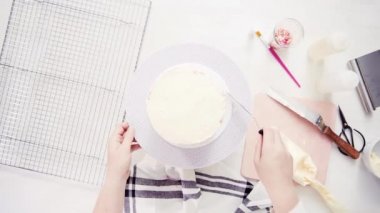Adım adım. Düz yatıyordu. Uzun boylu Doğum günü pastası beyaz buttercream buzlanma ile krema