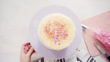 Adım adım. Düz yatıyordu. Doğum günü pastası beyaz buttercream buzlanma ile üzerine beyaz çikolata ganache damlayan