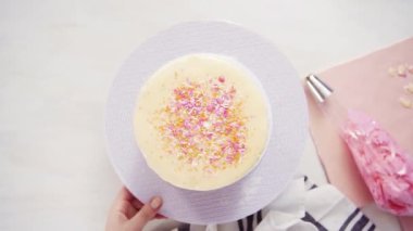 Adım adım. Düz yatıyordu. Doğum günü pastası beyaz buttercream buzlanma ile üzerine beyaz çikolata ganache damlayan