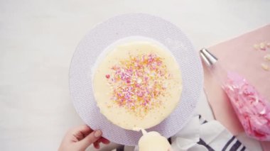 Adım adım. Düz yatıyordu. Doğum günü pastası beyaz buttercream buzlanma ile üzerine beyaz çikolata ganache damlayan