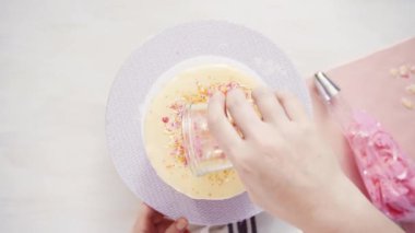 Adım adım. Düz yatıyordu. Uzun boylu Doğum günü kek üzerine krema pembe İtalyan buttercream boru