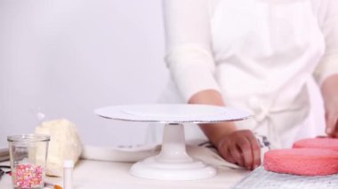 Adım adım. Yığın katmanları birlikte pembe Doğum günü pastası