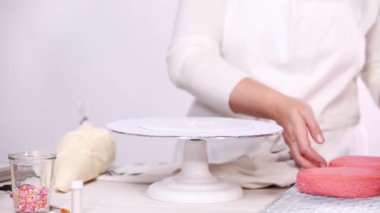 Adım adım. Yığın katmanları birlikte pembe Doğum günü pastası