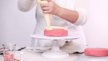 Adım adım. Yığın katmanları birlikte pembe Doğum günü pastası