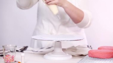 Zaman atlamalı. Adım adım. Yığın katmanları birlikte pembe Doğum günü pastası