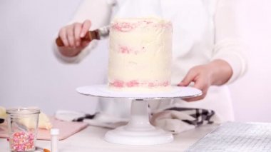 Adım adım. Uzun boylu Doğum günü pastası beyaz buttercream buzlanma ile krema