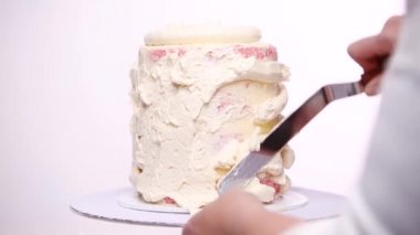 Adım adım. Uzun boylu Doğum günü pastası beyaz buttercream buzlanma ile krema