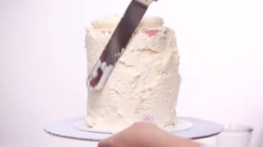 Adım adım. Uzun boylu Doğum günü pastası beyaz buttercream buzlanma ile krema