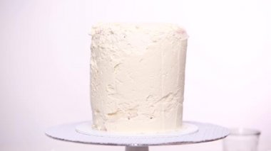 Adım adım. Uzun boylu Doğum günü pastası beyaz buttercream buzlanma ile krema