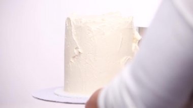 Adım adım. Uzun boylu Doğum günü pastası beyaz buttercream buzlanma ile krema