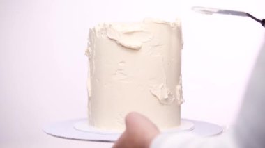 Adım adım. Uzun boylu Doğum günü pastası beyaz buttercream buzlanma ile krema