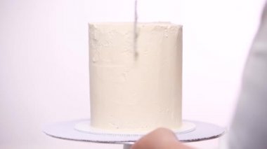 Adım adım. Uzun boylu Doğum günü pastası beyaz buttercream buzlanma ile krema