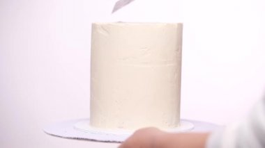 Adım adım. Uzun boylu Doğum günü pastası beyaz buttercream buzlanma ile krema