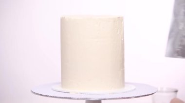 Adım adım. Uzun boylu Doğum günü pastası beyaz buttercream buzlanma ile krema
