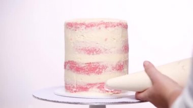 Zaman atlamalı. Adım adım. Uzun boylu Doğum günü pastası beyaz buttercream buzlanma ile krema